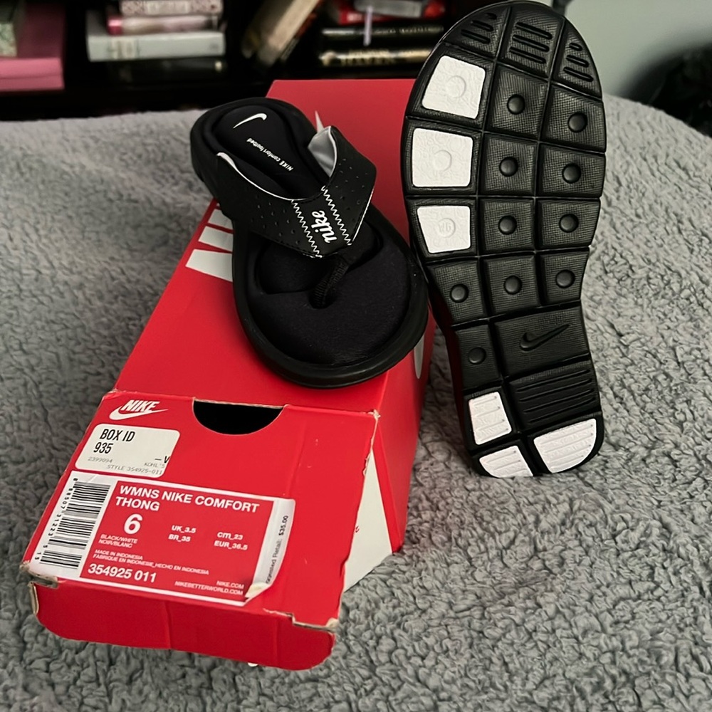 Women’s Nike Comfort Thing Size 6